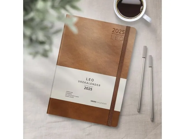 Grieg Ukekalender GRIEG Leo A5 Lite 25 cognac